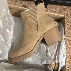 NWOT Mia Jody TAN Chelsea boot Sz 8.5